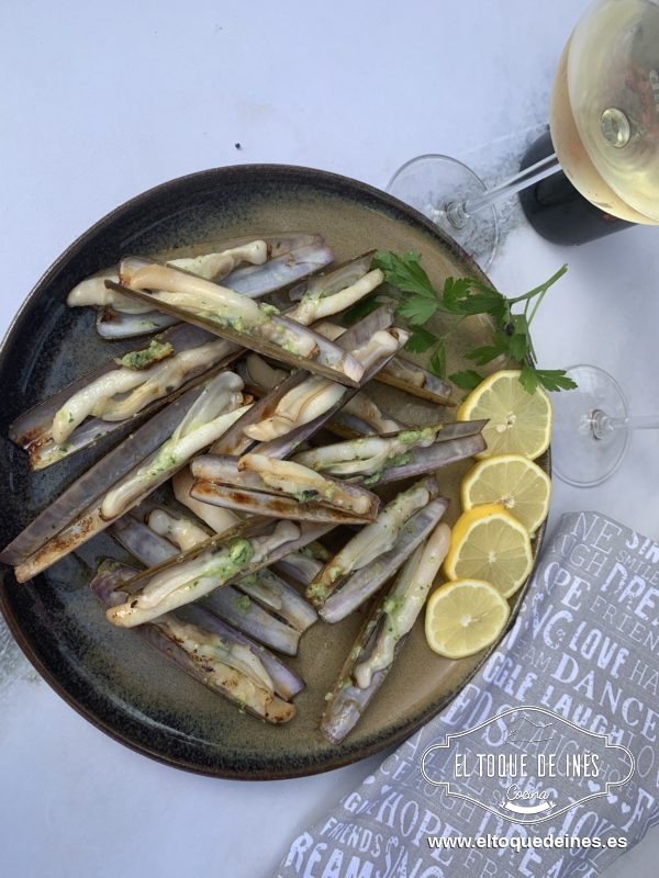 Nos llevará un par de minutos, ya vais viendo y vais retirando a una fuente o plato.